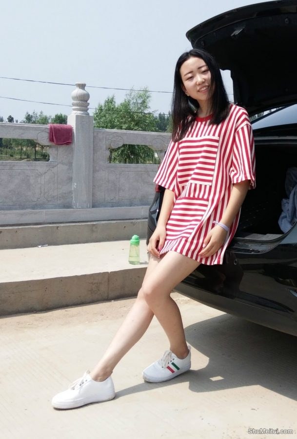 穿帆布鞋的白腿小媳妇客串车模[第1张/共17张]