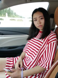 穿帆布鞋的白腿小媳妇客串车模