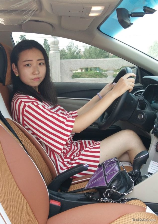 穿帆布鞋的白腿小媳妇客串车模[第11张/共17张]