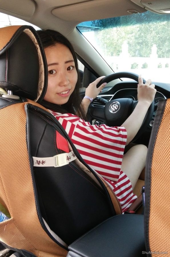 穿帆布鞋的白腿小媳妇客串车模[第12张/共17张]