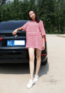 穿帆布鞋的白腿小媳妇客串车模