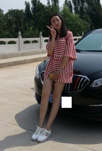 穿帆布鞋的白腿小媳妇客串车模