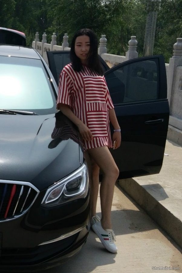 穿帆布鞋的白腿小媳妇客串车模[第15张/共17张]