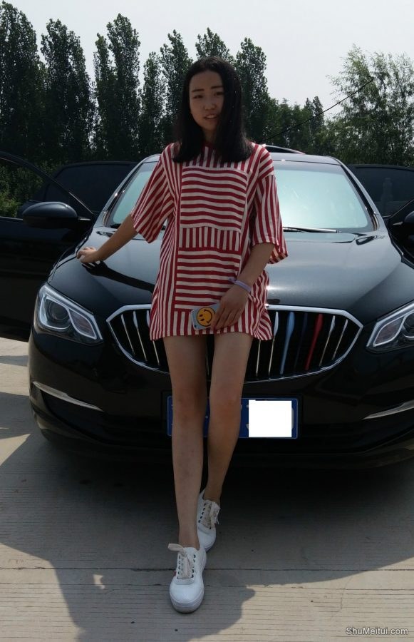 穿帆布鞋的白腿小媳妇客串车模[第16张/共17张]