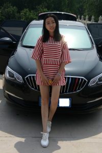 穿帆布鞋的白腿小媳妇客串车模