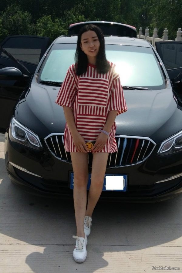 穿帆布鞋的白腿小媳妇客串车模[第17张/共17张]