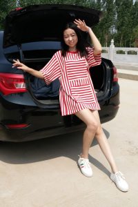 穿帆布鞋的白腿小媳妇客串车模