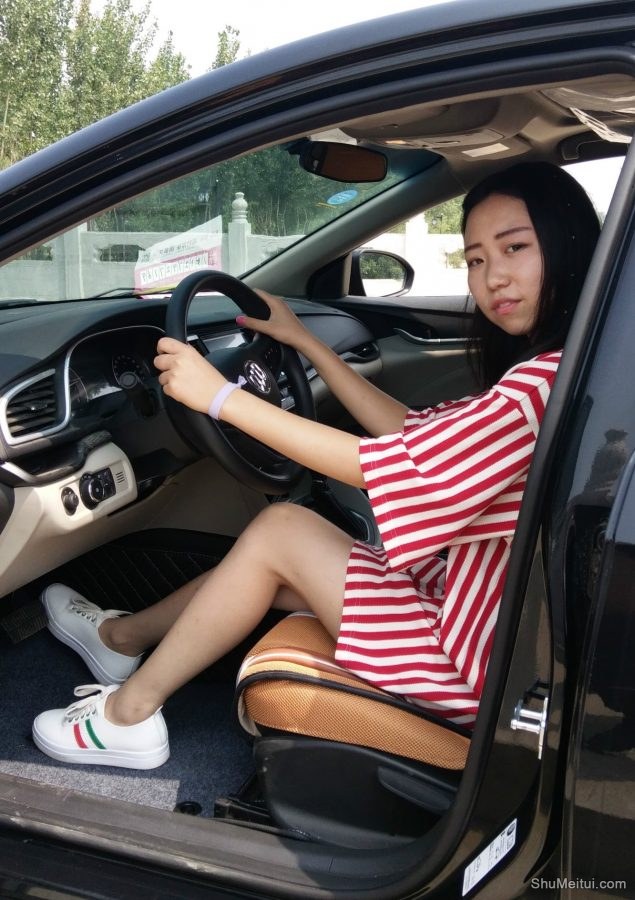 穿帆布鞋的白腿小媳妇客串车模[第5张/共17张]