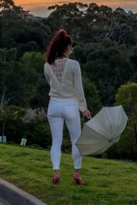 辛迪穿紧身白裤滚圆美臀一级棒