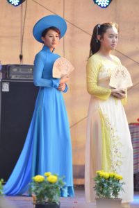 在台上表演的优雅姐姐下台换高跟鞋抓拍