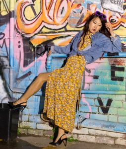 内心狂野的辛迪姐踩高跟鞋拍照片