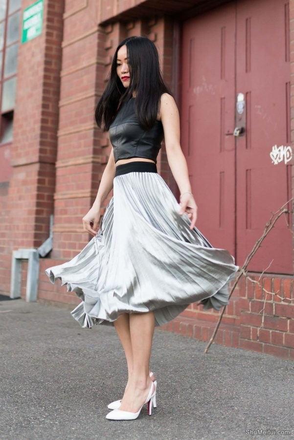 熟女摩卡穿乳白色尖头红底高跟外拍裙角飞扬[第2张/共17张]