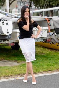 气质熟女摩卡假期在海边不忘换上高跟鞋