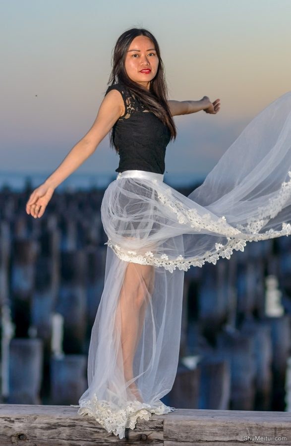 熟女摩卡穿乳白色尖头红底高跟外拍裙角飞扬[第7张/共17张]