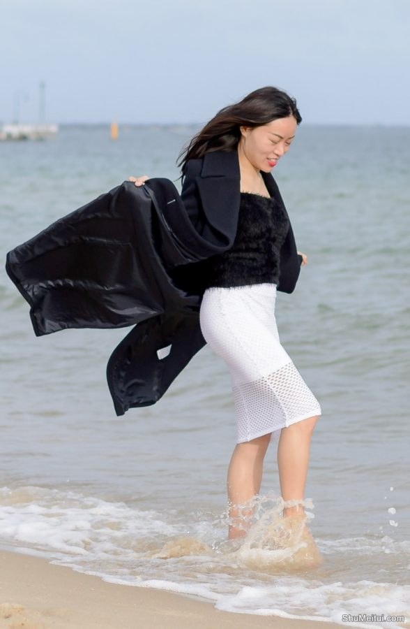 气质熟女摩卡假期在海边不忘换上高跟鞋[第7张/共12张]