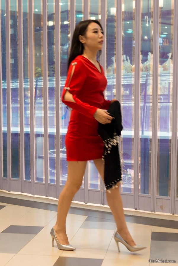 美丽的长发老妹儿超短裙高跟鞋[第1张/共2张]