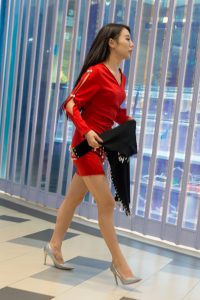 美丽的长发老妹儿超短裙高跟鞋