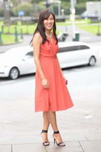 长发气质女当街换高跟鞋