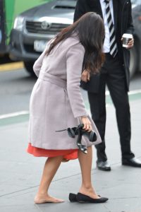 长发气质女当街换高跟鞋