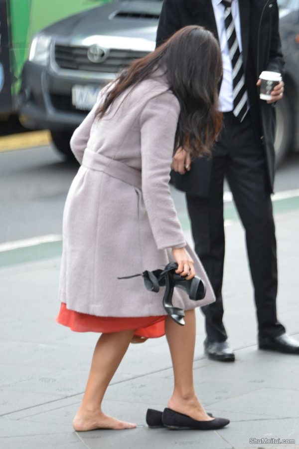 长发气质女当街换高跟鞋[第2张/共6张]