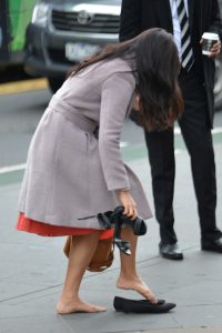 长发气质女当街换高跟鞋