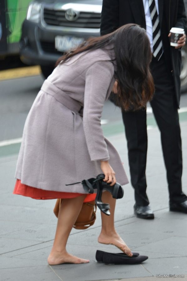 长发气质女当街换高跟鞋[第3张/共6张]