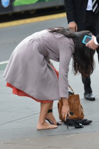 长发气质女当街换高跟鞋