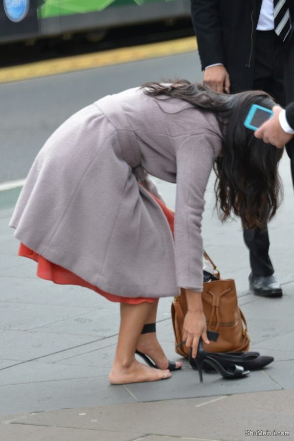 长发气质女当街换高跟鞋[第4张/共6张]