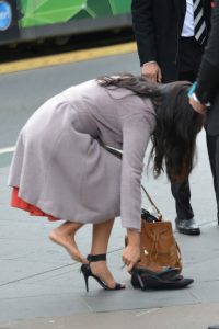 长发气质女当街换高跟鞋