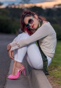 辛迪穿紧身白裤滚圆美臀一级棒