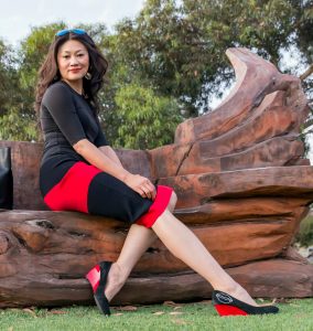 网上刚认识的一位波浪长发熟女的生活照片