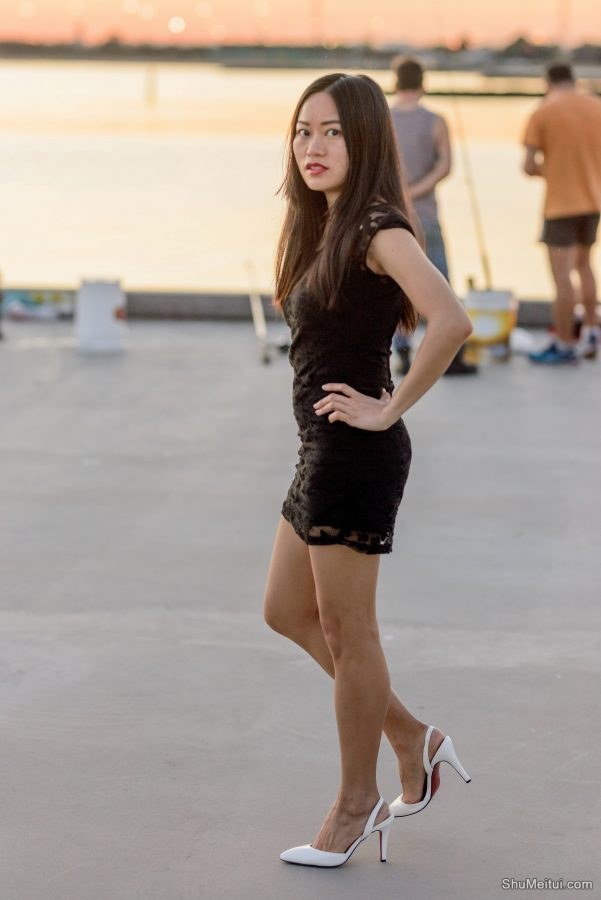 熟女摩卡穿乳白色尖头红底高跟外拍裙角飞扬[第4张/共17张]