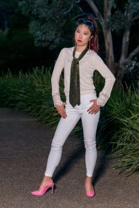 辛迪穿紧身白裤滚圆美臀一级棒