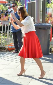 抓拍一个在景区拍照的高跟美女