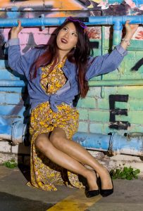 内心狂野的辛迪姐踩高跟鞋拍照片