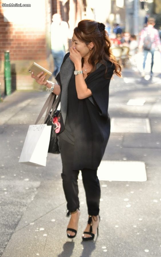 脚上穿着细高跟凉鞋的妇女[第2张/共5张]