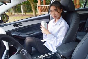 穿厚裤袜的娇小90后妹子当车模