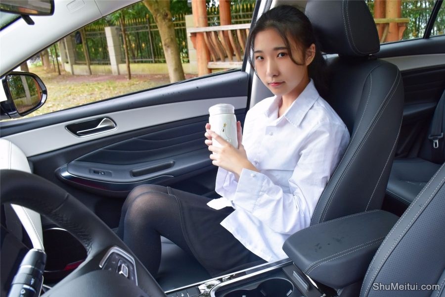 穿厚裤袜的娇小90后妹子当车模[第10张/共50张]