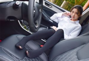 穿厚裤袜的娇小90后妹子当车模