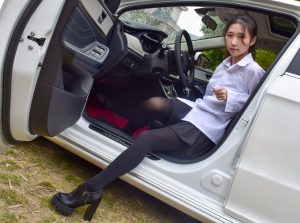 穿厚裤袜的娇小90后妹子当车模