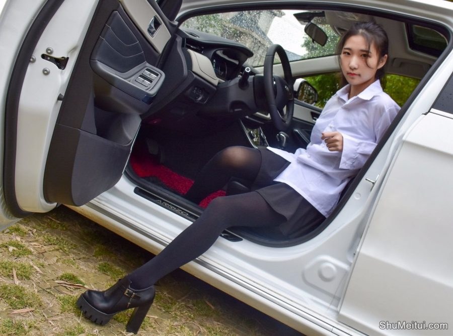 穿厚裤袜的娇小90后妹子当车模[第13张/共50张]