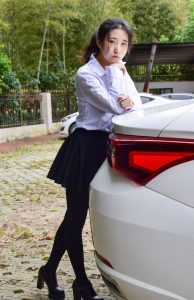 穿厚裤袜的娇小90后妹子当车模