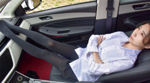 穿厚裤袜的娇小90后妹子当车模