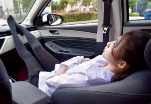 穿厚裤袜的娇小90后妹子当车模