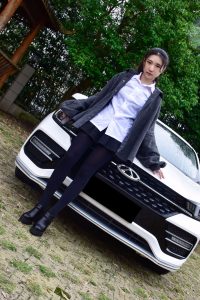 穿厚裤袜的娇小90后妹子当车模