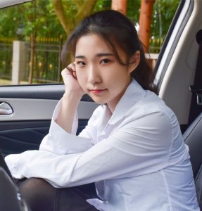 穿厚裤袜的娇小90后妹子当车模