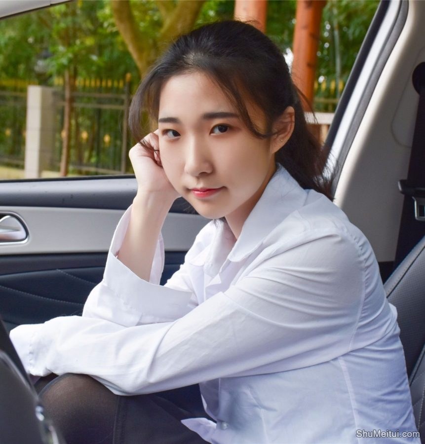 穿厚裤袜的娇小90后妹子当车模[第20张/共50张]