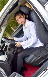 穿厚裤袜的娇小90后妹子当车模