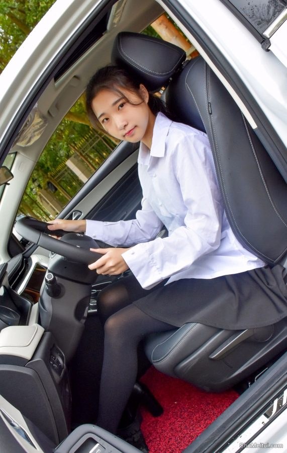 穿厚裤袜的娇小90后妹子当车模[第22张/共50张]