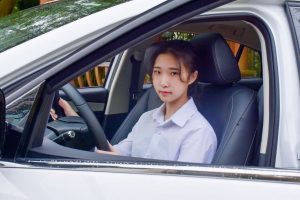 穿厚裤袜的娇小90后妹子当车模